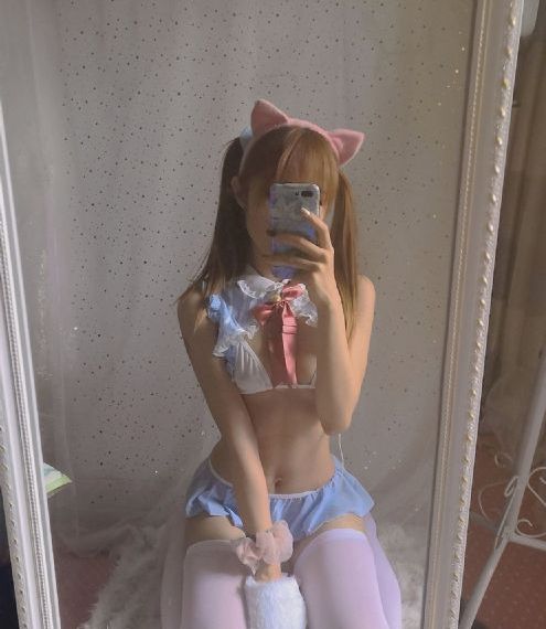 年轻的妈妈观看